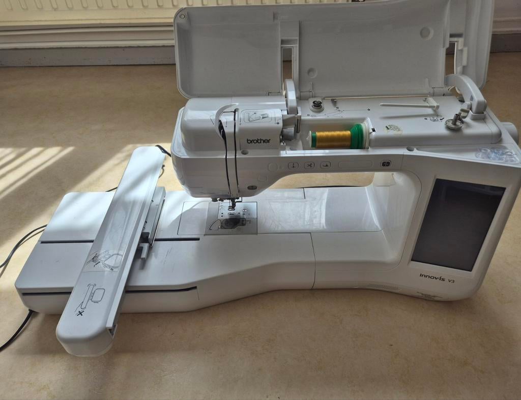 Te koop: Brother Innov-is V3 borduurmachine + accessoires, Ophalen, Borduurmachine