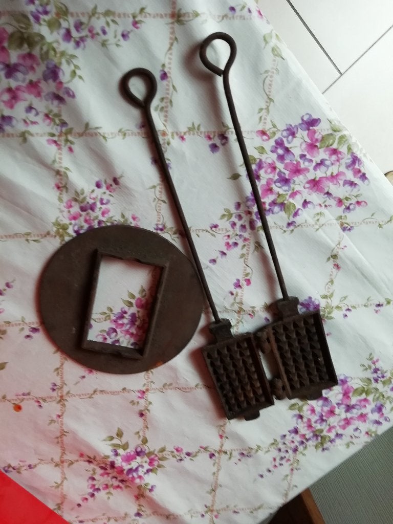 1 petit gaufrier en fonte fine galette avec son support., Enlèvement