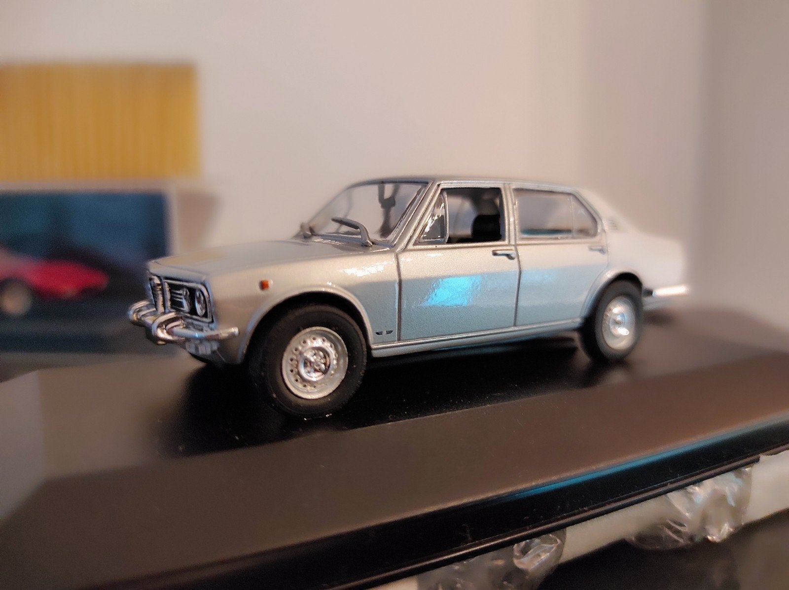 Alfa Romeo Alfetta zilver 1972 1:43 op display, Hobby en Vrije tijd, Modelauto's | 1:43, Ophalen of Verzenden