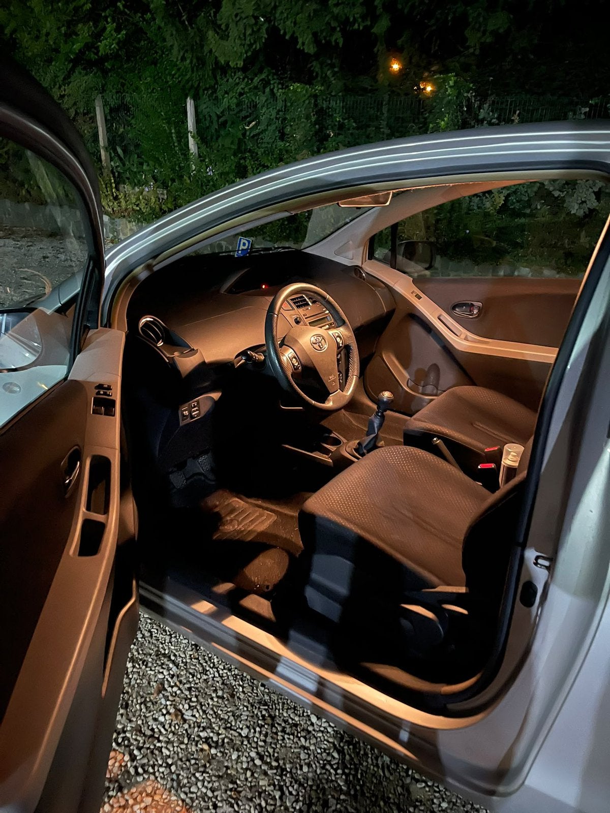 Toyota Yaris 2011 Essence — 79 000 km seulement, Autos, Argent ou Gris, Achat, Boîte manuelle, Particulier