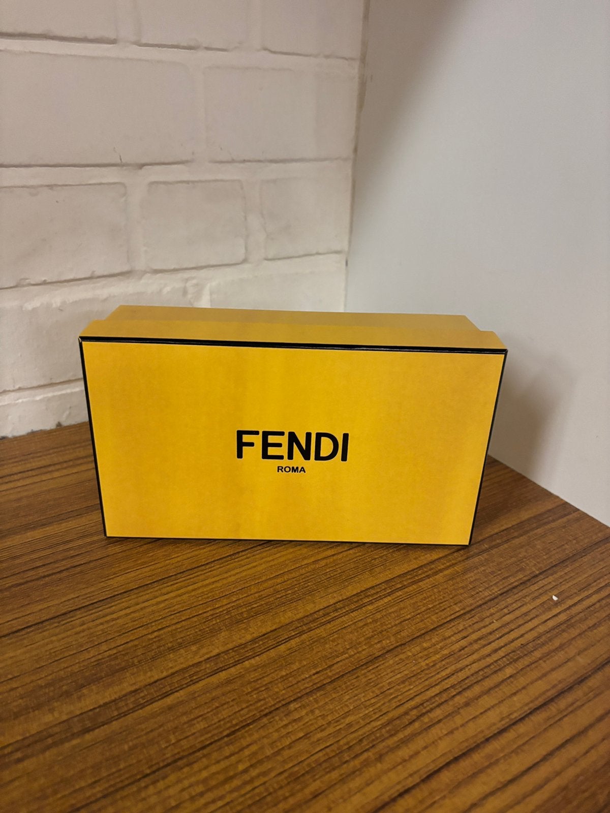 Boîte Fendi 21 cm par 12 cm - parfaite, Enlèvement ou Envoi, Comme neuf, Boite cadeau