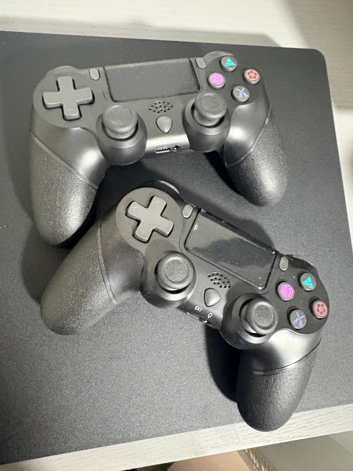 ps4 met 2 controllers en kabels, Games en Spelcomputers, Spelcomputers | Sony PlayStation 4, Ophalen, Zo goed als nieuw, Met 2 controllers