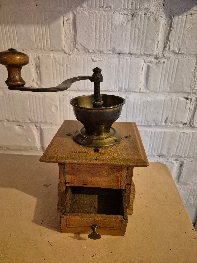 Handmatige koffiemolen, Ophalen