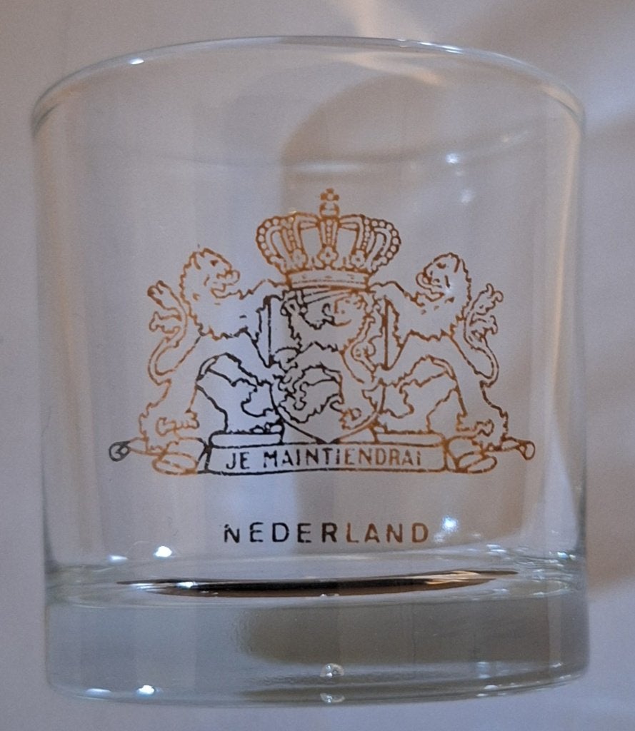 1 souvenirborrelglas met gouden Nederlandse wapenschild, Ophalen of Verzenden, Zo goed als nieuw, Borrel- of Shotglas