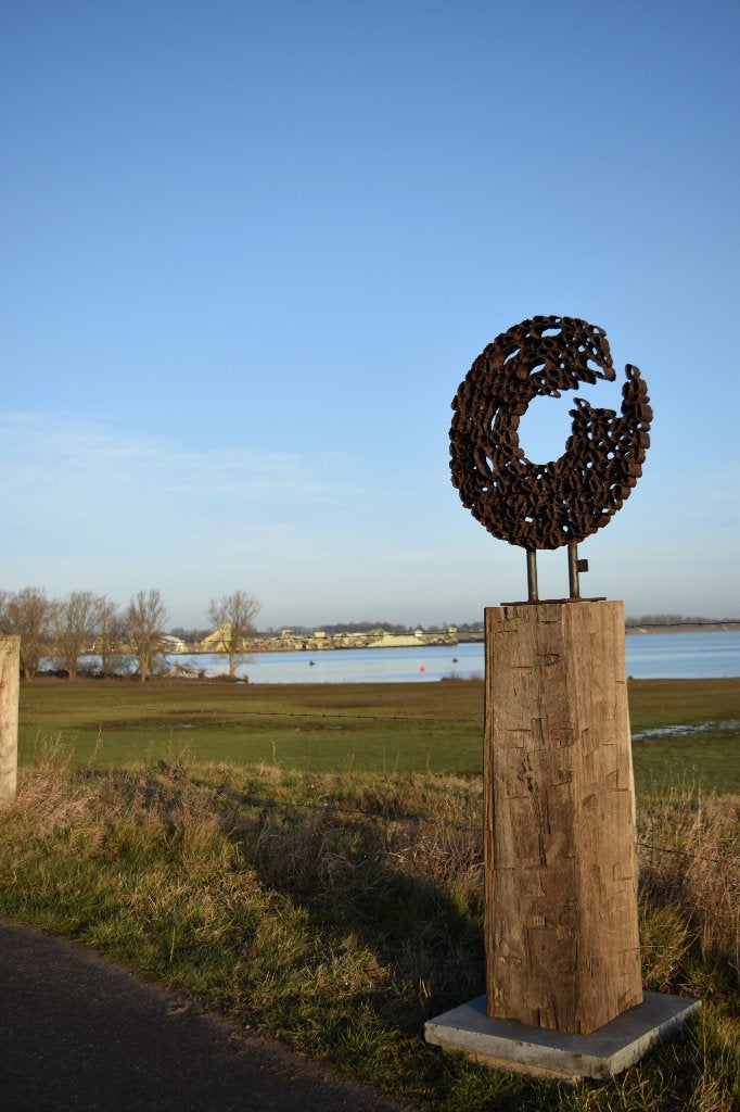 Sculpture en fer sur un piédestal dans votre propre jardin, Antiquités & Art, Métal, Abstrait, Patiné, Statue
