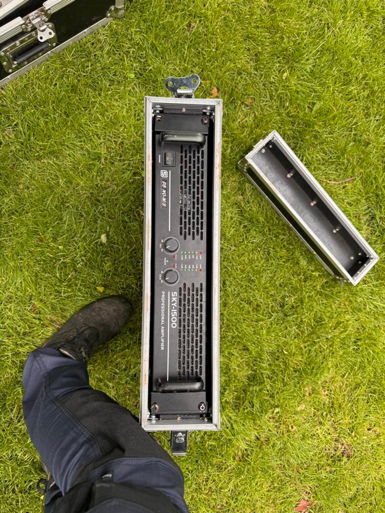 Skytec SKY-1500 professionele versterker met flightcase, Ophalen of Verzenden