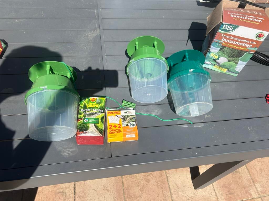 Buxus mot vallen en insecticide., Ophalen, Zo goed als nieuw