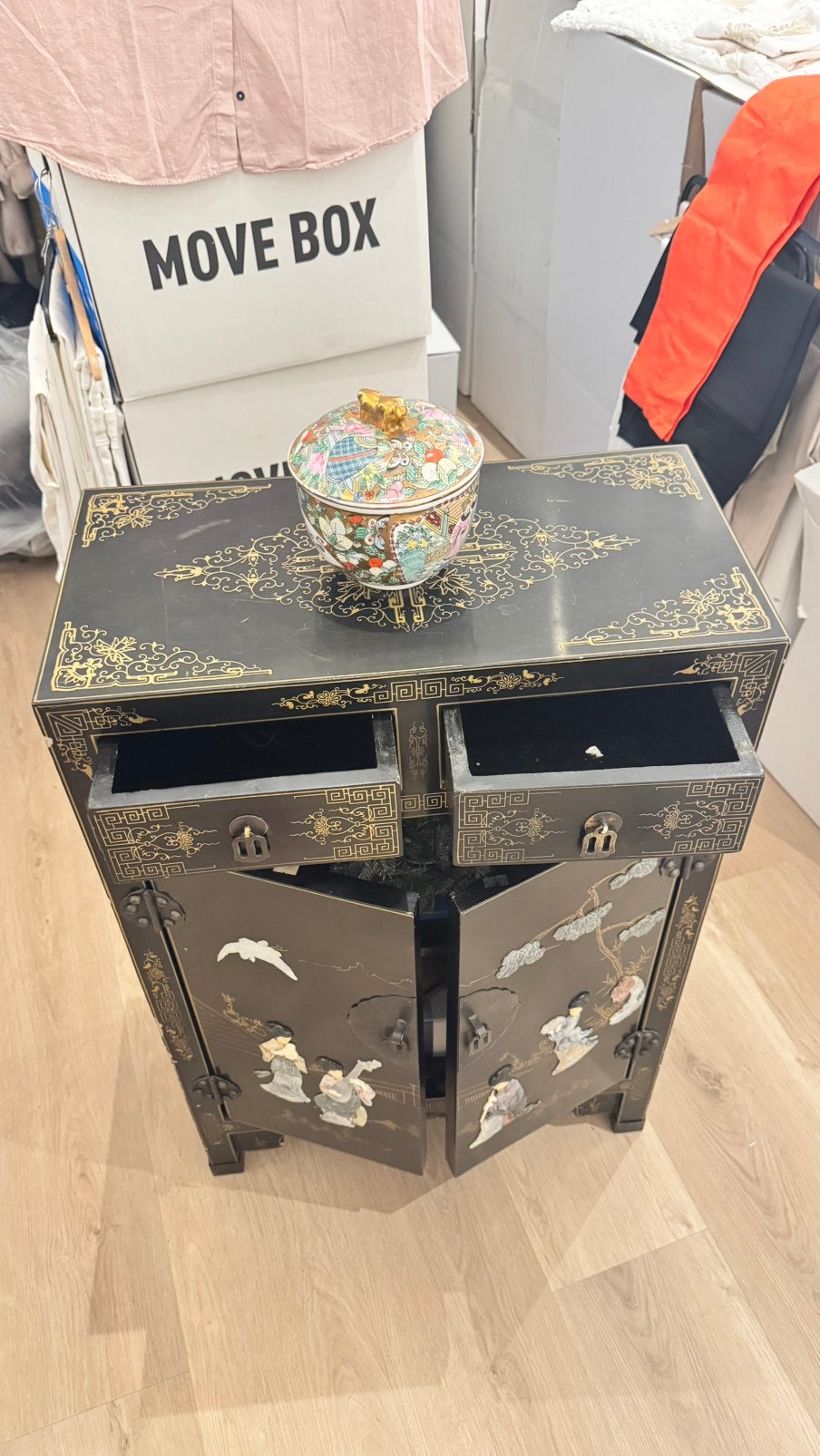 Chinese dressoir  met vrouwen op de deuren heel speciaal, Huis en Inrichting, Kasten | Dressoirs, Ophalen, Kersenhout, 50 tot 100 cm