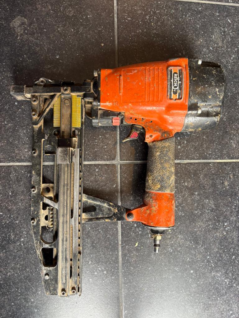 Reich / KMR 3718 Pneumatische Combi-Tacker + 2 dozen nieten, Ophalen, Zo goed als nieuw