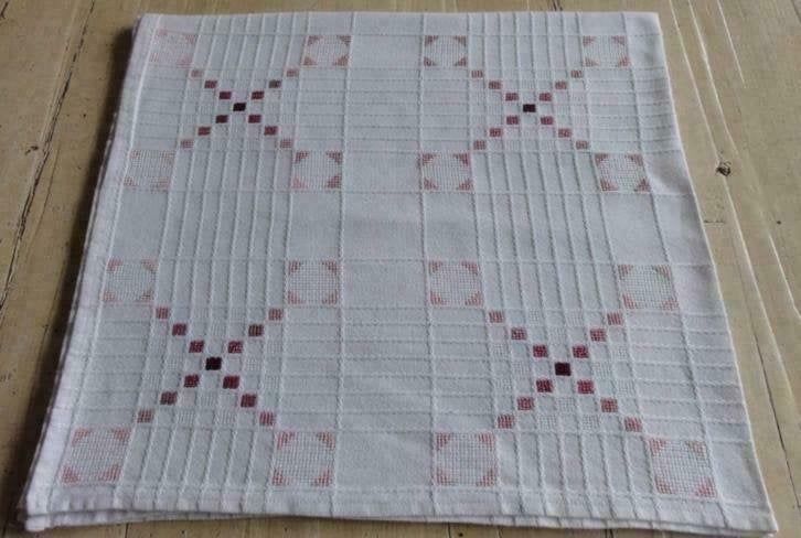 Wit brocante geborduurd tafelkleedje met roze figuurtjes, Enlèvement ou Envoi