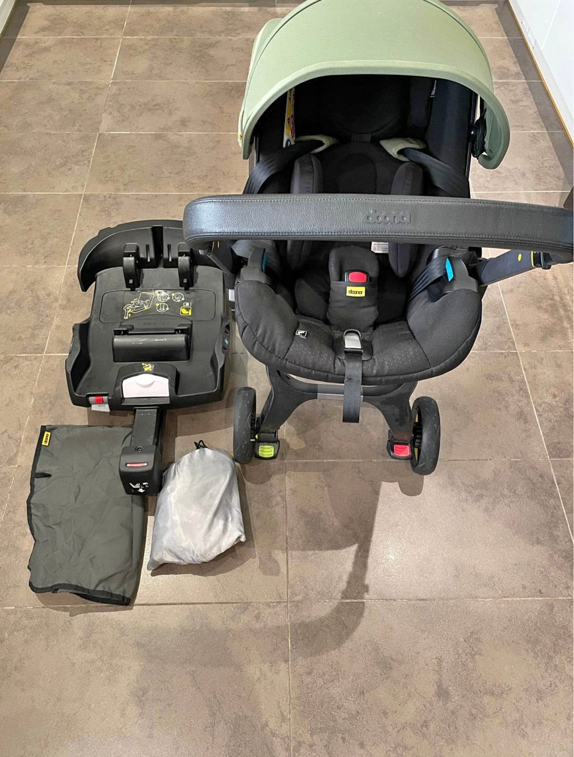Doona i desert green + i-Size isofix base, Ophalen, Zo goed als nieuw, Kinderwagen