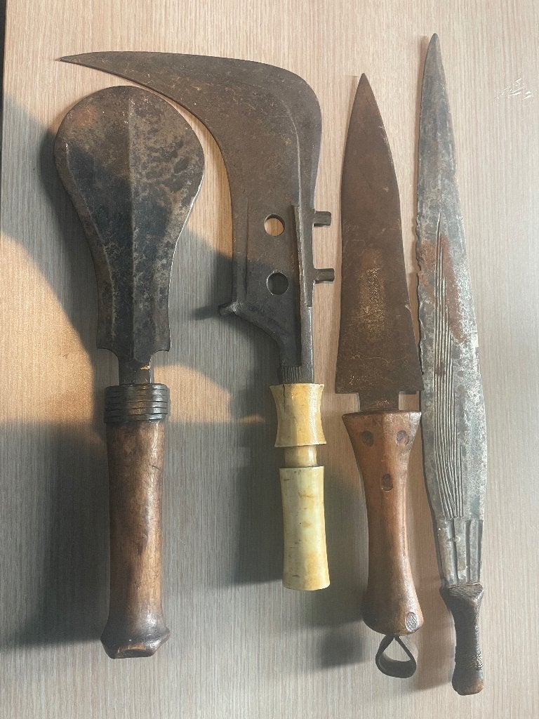 Ensemble de couteaux/épées congolais anciens, Antiquités & Art, Art | Art non-occidental, Afrique, Enlèvement ou Envoi, Bois, Arme