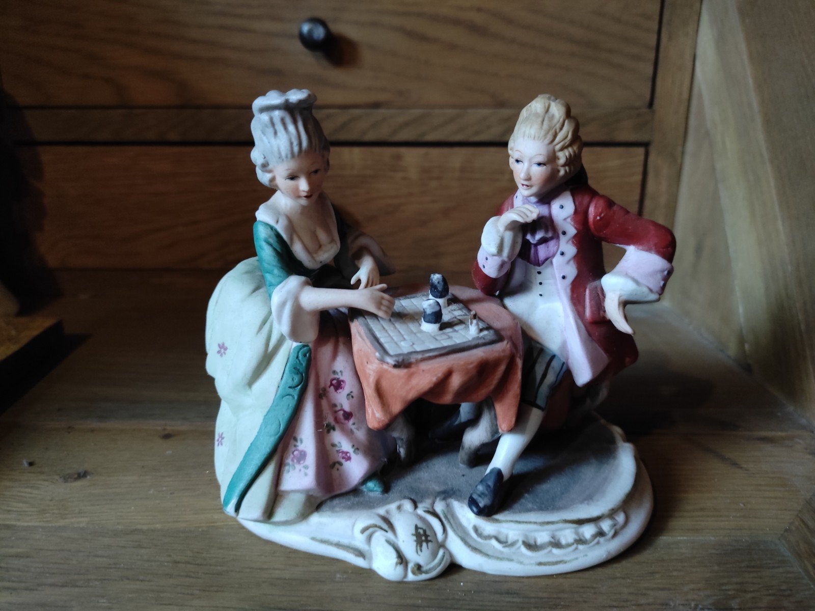 Statue ancienne en biscuit d'un couple jouant aux échecs, Enlèvement