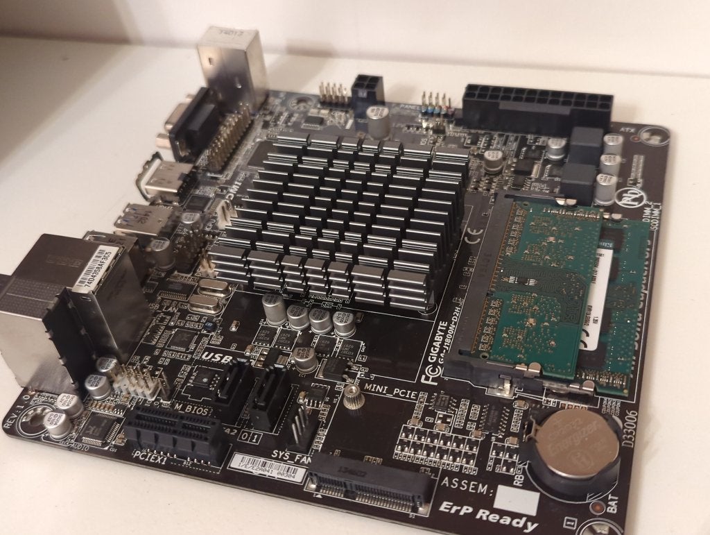 Gigabyte GA-J1800N-D2H Mini-ITX + 4GB, Computers en Software, Moederborden, Ophalen, DDR3, Zo goed als nieuw, Mini-ITX