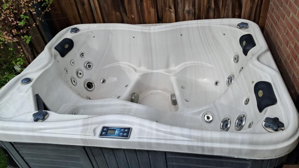 Compacte jacuzzi RENEW 204x155 rvs jets 3persoon plug/play, Ophalen of Verzenden, Zo goed als nieuw, Trap, Vast
