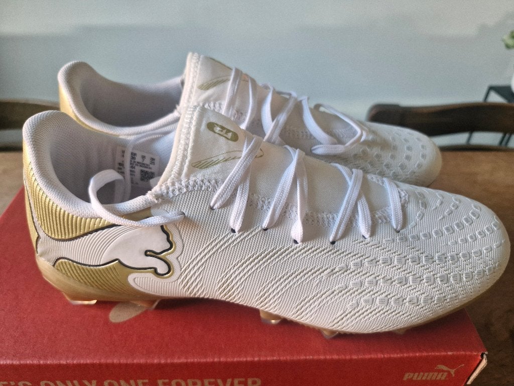 Puma voetbalschoenen future 9 play fg/ag white gold, Sport en Fitness, Ophalen of Verzenden, Nieuw, Schoenen