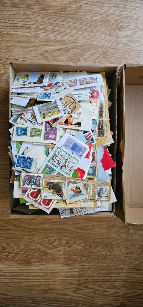 Overvolle doos postzegels op frament., Postzegels en Munten, Ophalen of Verzenden