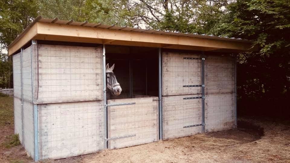 paardenstal uit steenschotten, stalling, paardenstallen, Élevage, 1 cheval ou poney