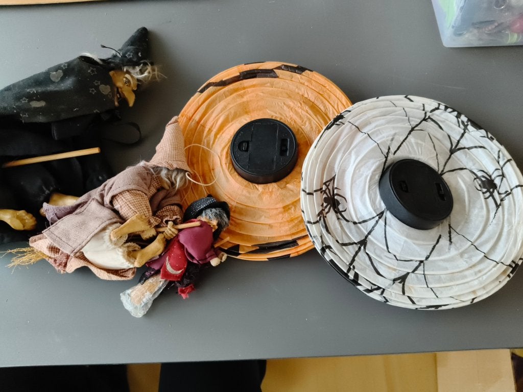 Halloweensetje:3 heks,2 lampion,zaklamp, ca 40 spin., Hobby en Vrije tijd, Feestartikelen, Ophalen of Verzenden, Gebruikt