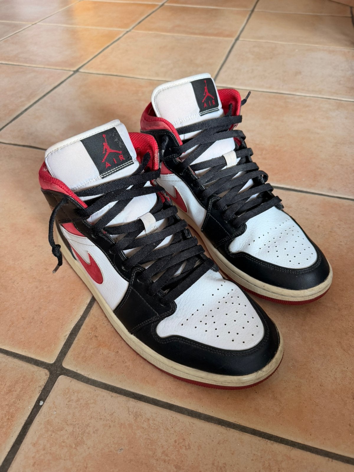 Jordan 1Mid Gym Rood Zwart, Kleding | Heren, Schoenen, Ophalen, Zwart, Sneakers, Gedragen