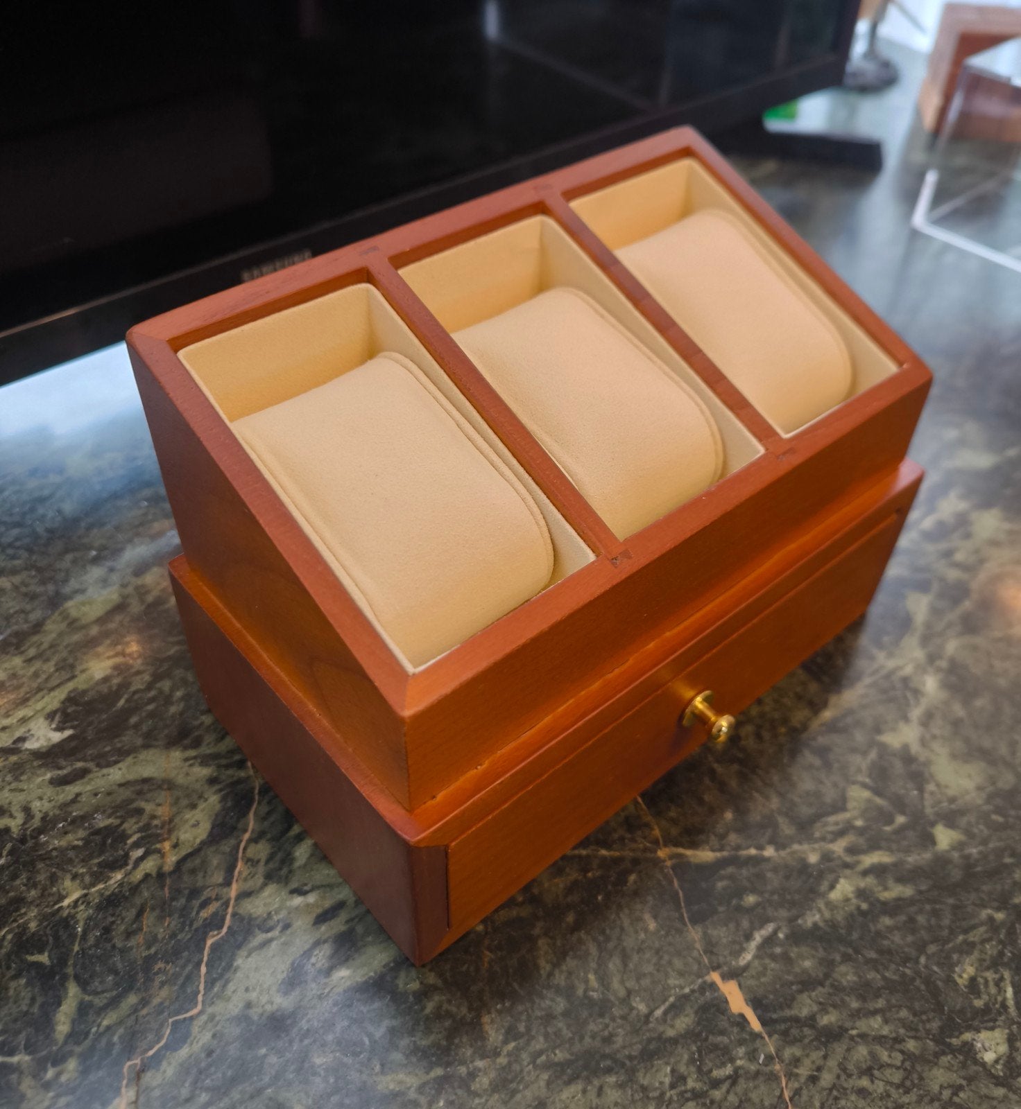 Présentoir pour montres en bois véritable + protection, Enlèvement ou Envoi, Neuf, Brun, Rigide