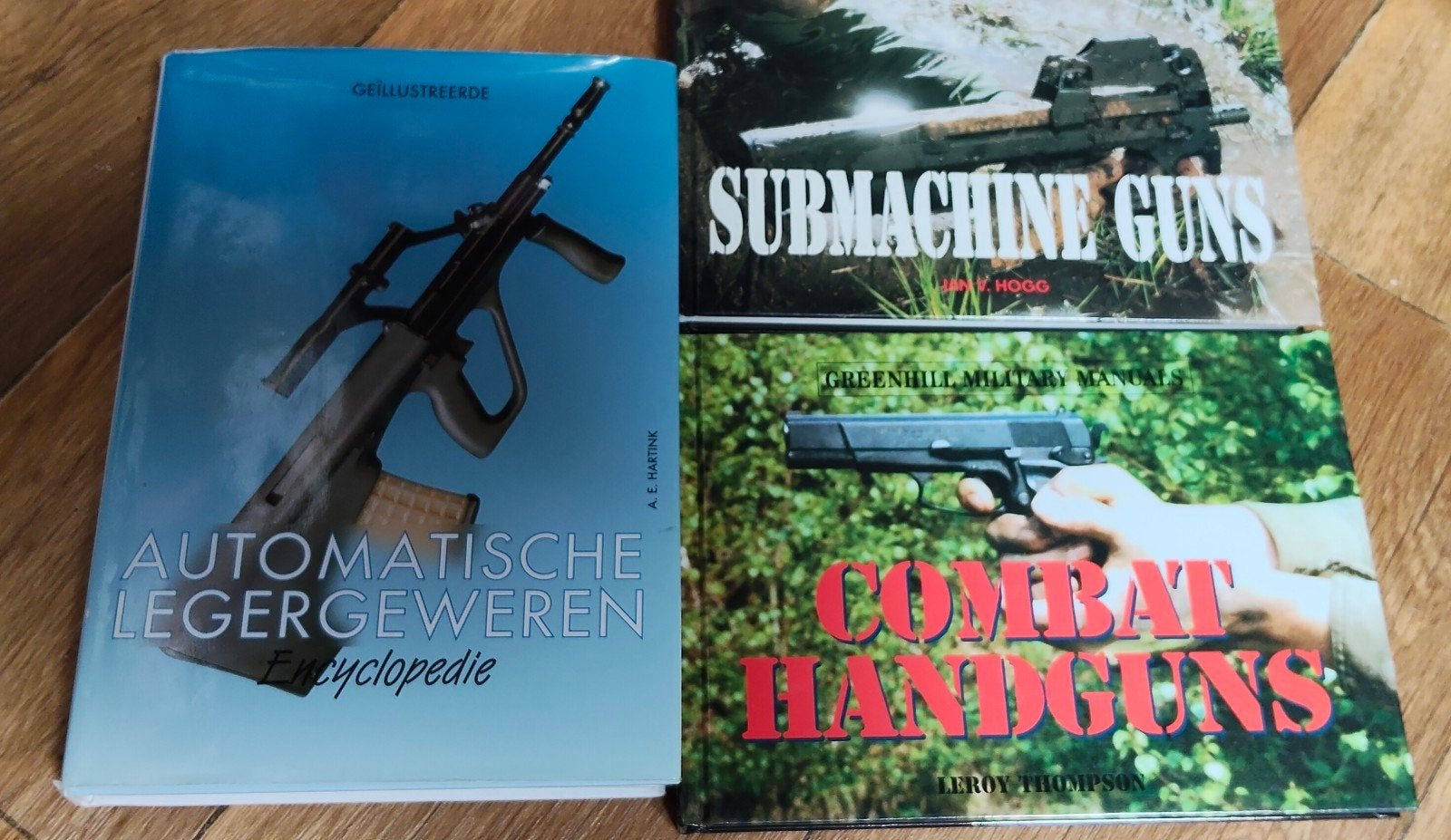 Drie boeken over vuurwapens, Ophalen of Verzenden