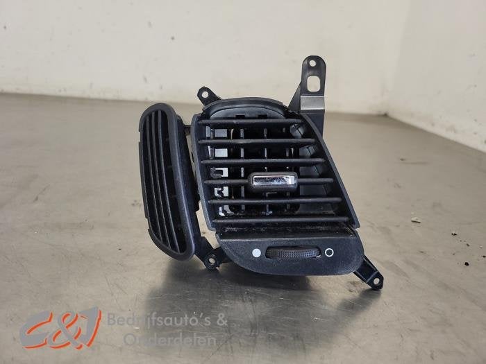 Grille aération tableau de bord d'un Iveco New Daily, -, 3 mois de garantie, Utilisé, Autres marques automobiles