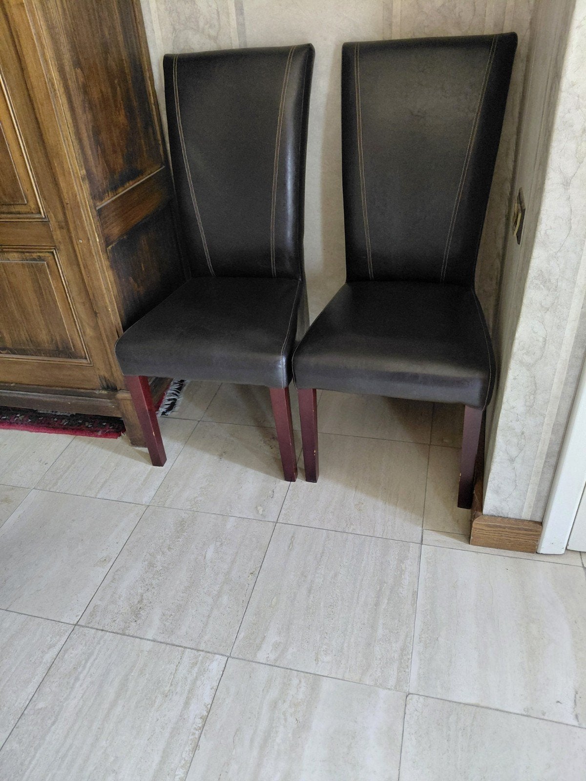 Twee stoelen merk lonja Pu-Skin bruin, Huis en Inrichting, Stoelen, Ophalen, Bruin, Twee