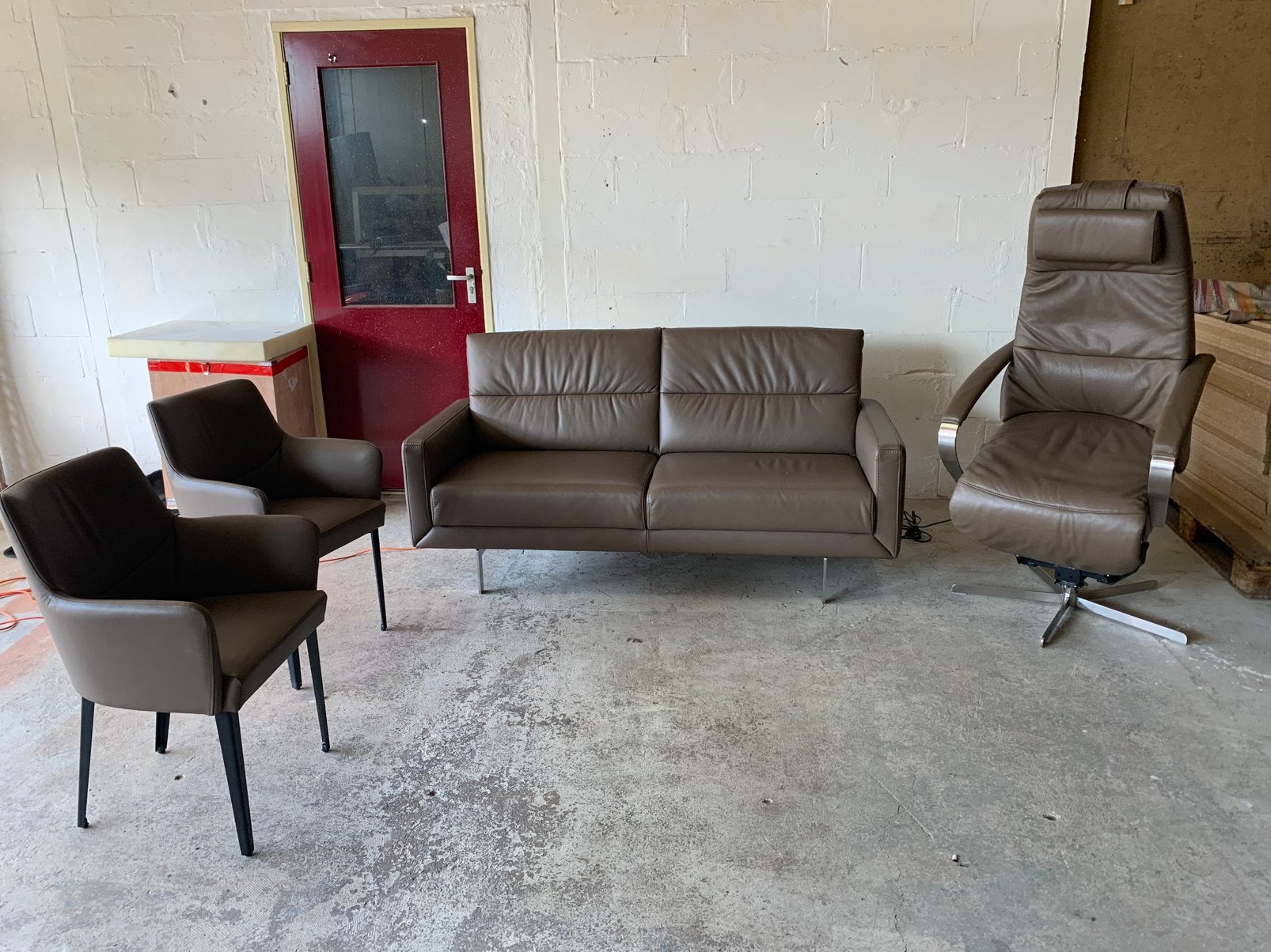 Prominent Bank elektrisch leer taupe relax zetel Kuipstoel, Ophalen, Zo goed als nieuw, Leer