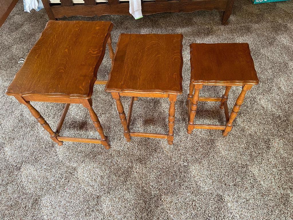 3 onberispelijke nesttafels in Louis Philippe-stijl, Antiek en Kunst, Ophalen