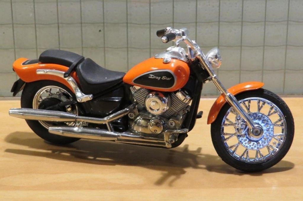 Yamaha XVS650 Dragstar 1:18 blister, Enlèvement ou Envoi, Neuf, Moteur, Autres marques
