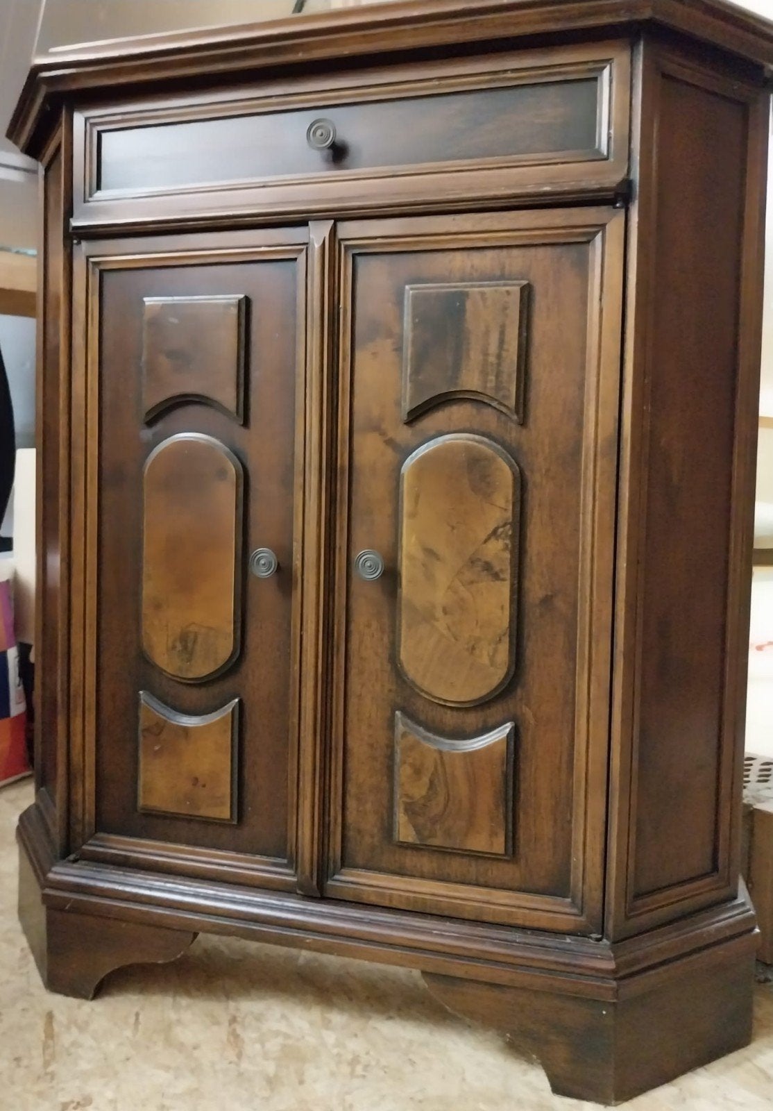 Houten kastje in een klassieke of rustieke stijl, Ophalen