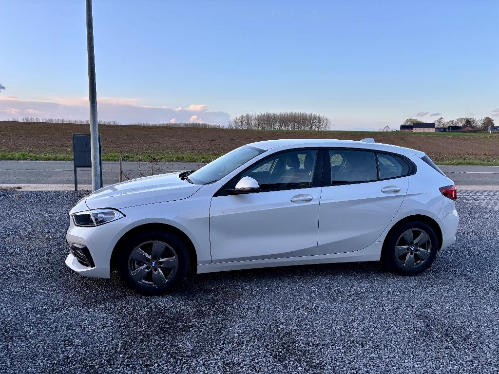 BMW 118i 140ch – 2020 – 64.500 km – CarPlay – Très bon état, Auto's, BMW, Voorwielaandrijving, 1290 kg, Wit, https://public.car-pass.be/verify/0293-2513-3634?lang=fr