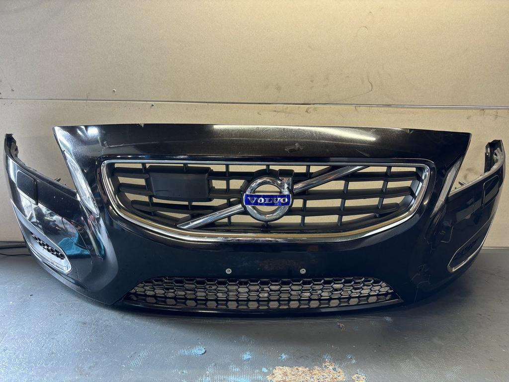 Volvo S60 Complete Voorbumper 31290811, Autos : Pièces & Accessoires, Carrosserie & Tôlerie, Pare-chocs, Volvo, Avant, Utilisé