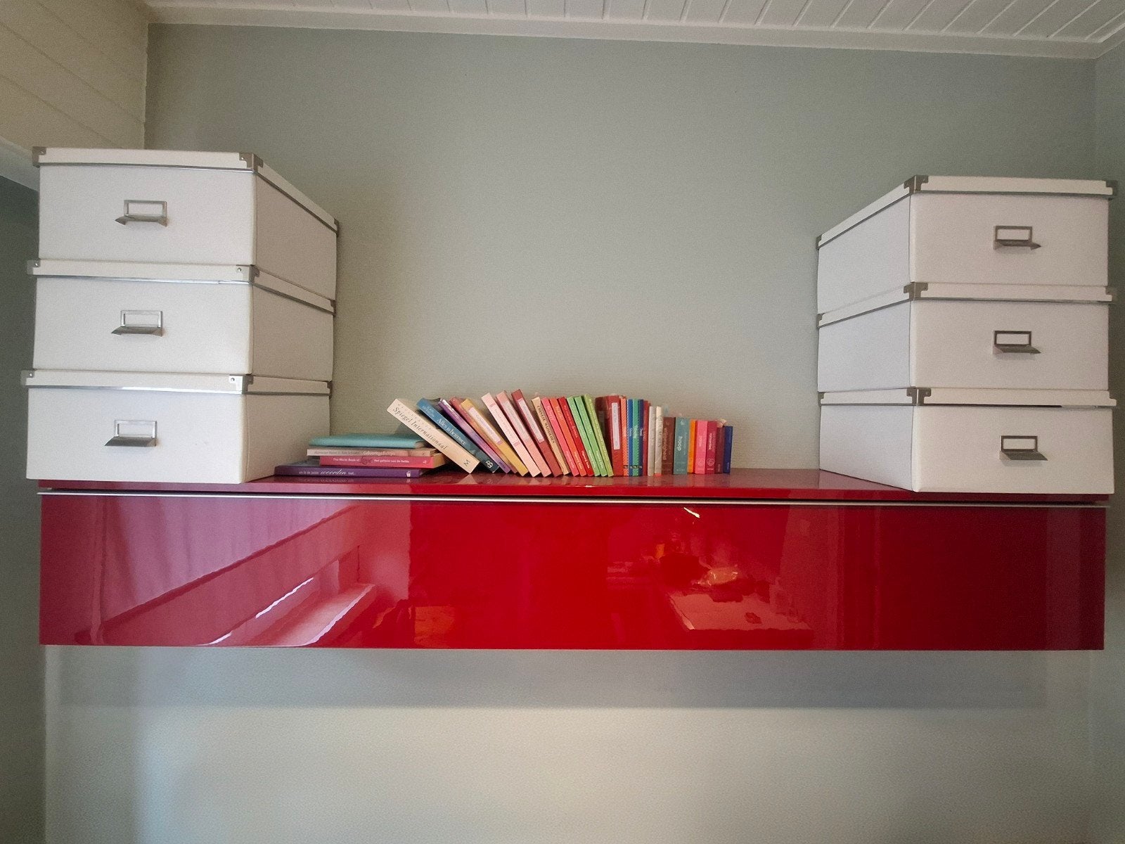 Armoire rouge, longue et moderne, Enlèvement