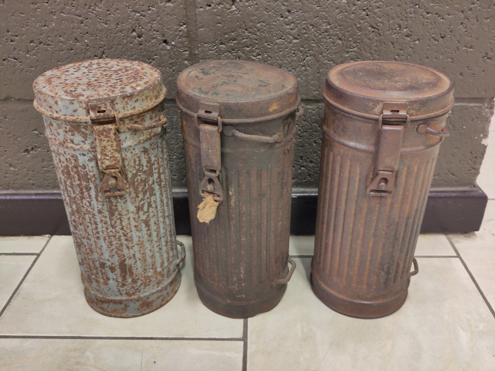 3 boîtes vides anti gaz allemand ww2..., Enlèvement