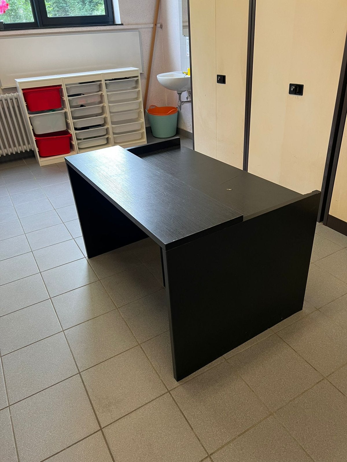 Gratis zwarte bureau, Maison & Meubles, Bureaux, Enlèvement, Comme neuf