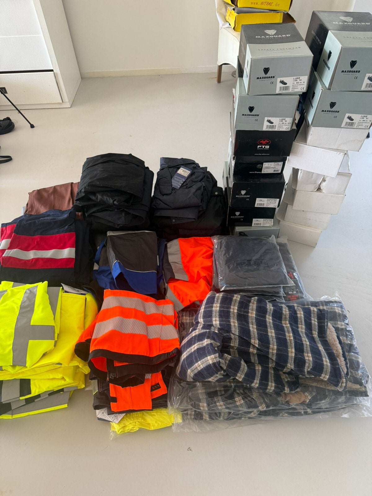 Veiling schoenen 21 paar,werkkleding 60 stuks, Ophalen of Verzenden, Nieuw, Heren, Schoenen