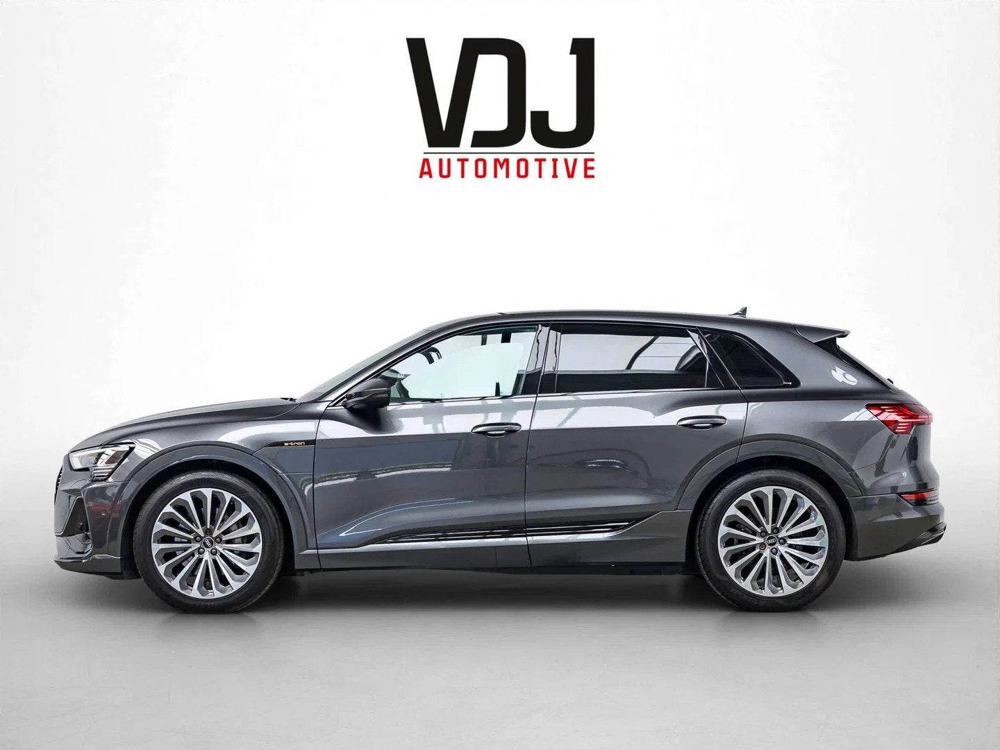 Audi e-tron 95 kWh 55 QUATTRO|2X S-LINE|KEYLESS|SFEERVERL.|Z, Auto's, Gebruikt, Zwart, 408 pk, Leder
