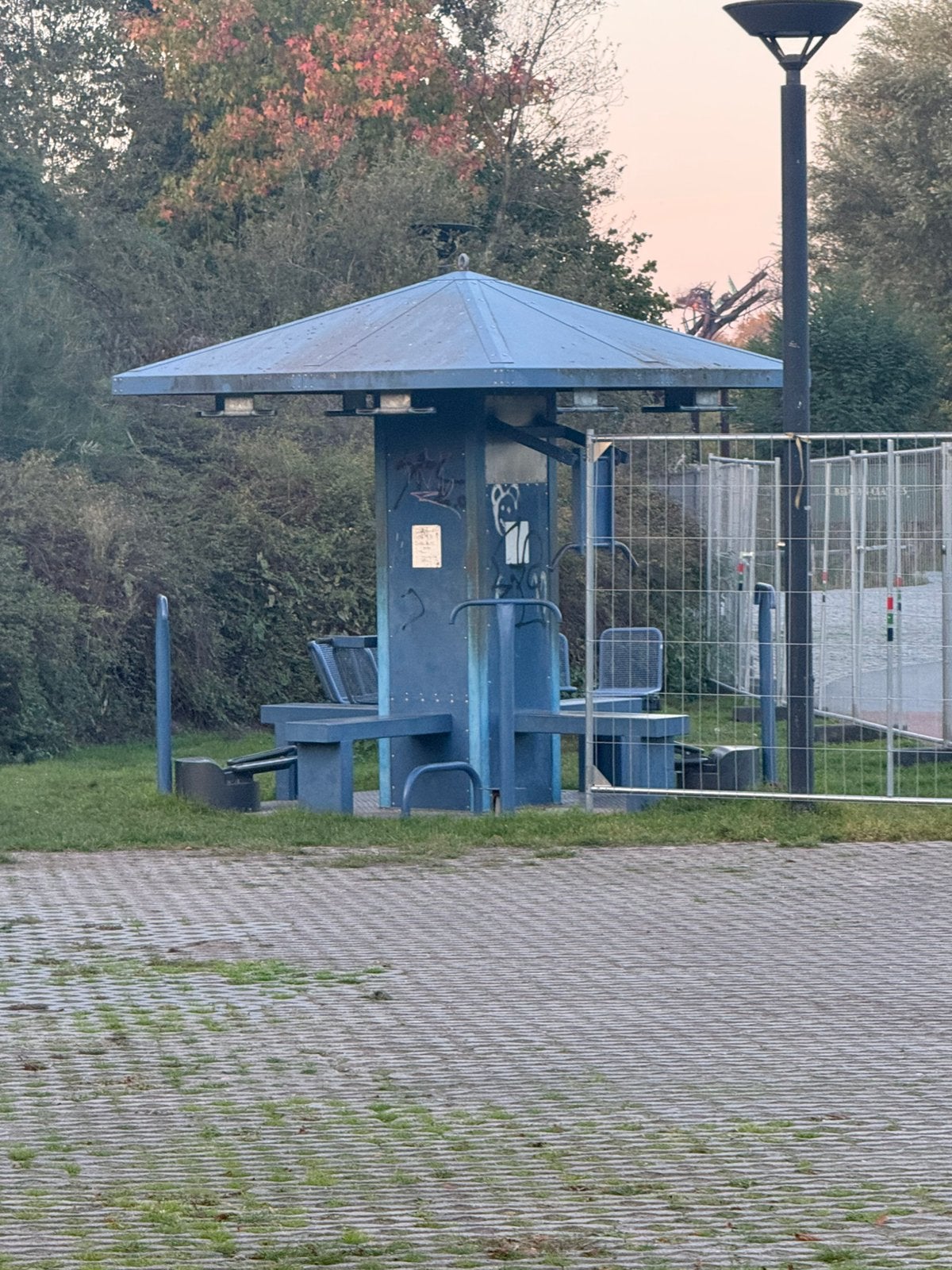 Multifunctioneel outdoor fitnesstoestel met overkapping, Sport en Fitness, Ophalen, Zo goed als nieuw