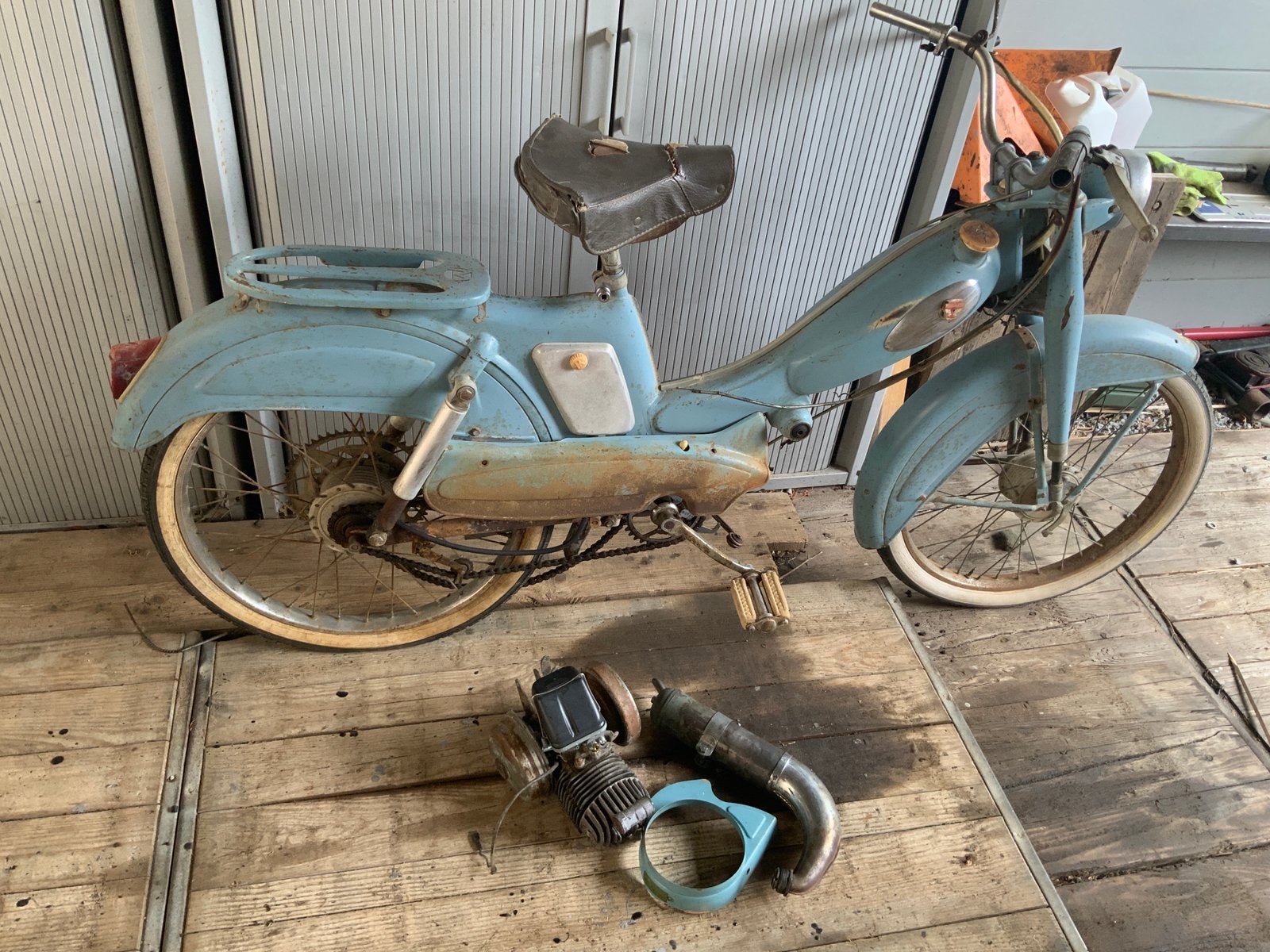 Motobecane av68, Enlèvement, Réservoir