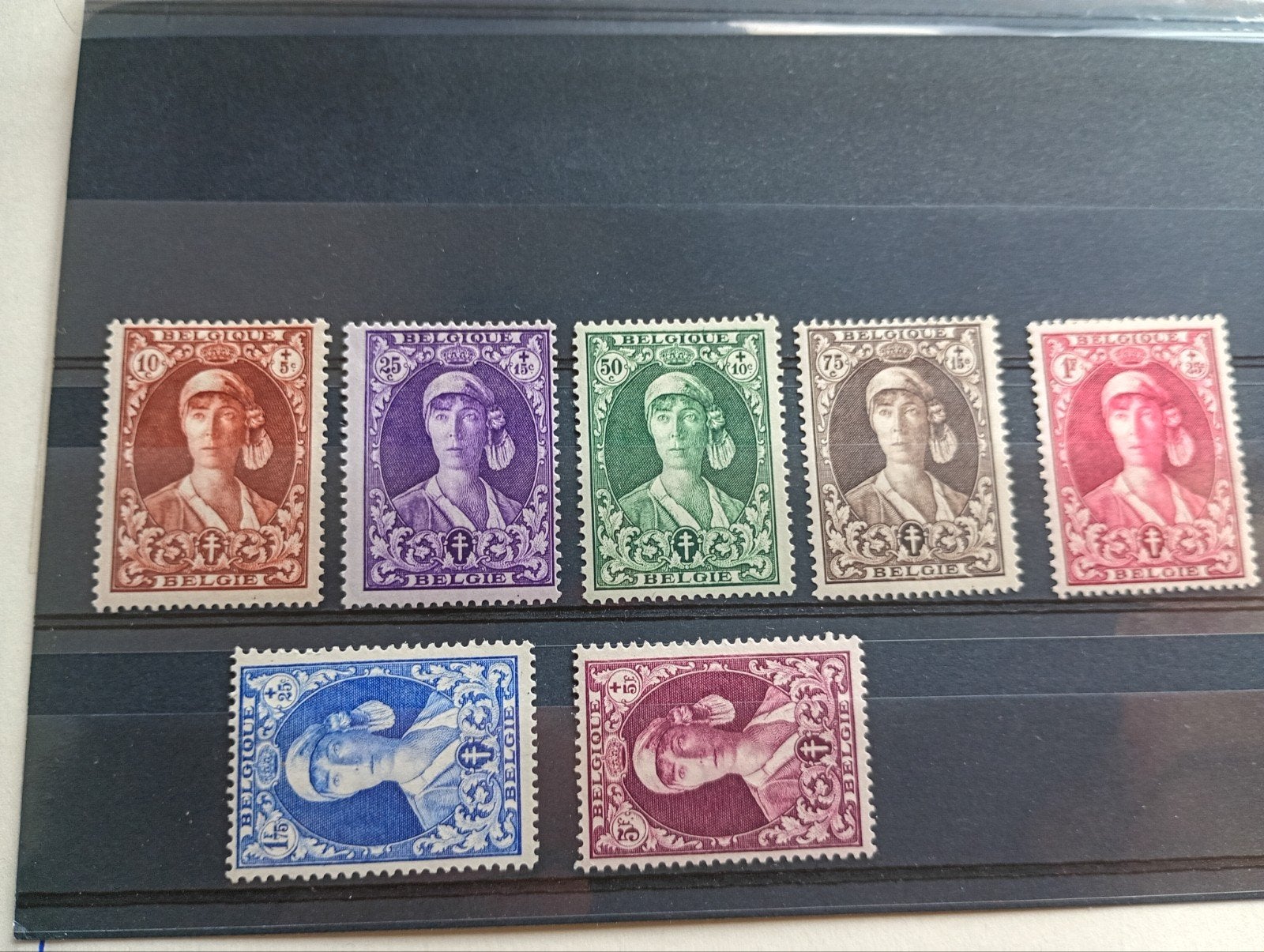 T5) België 326/332 met scharnier, Met stempel, 1 plakker, Ophalen of Verzenden, Postfris