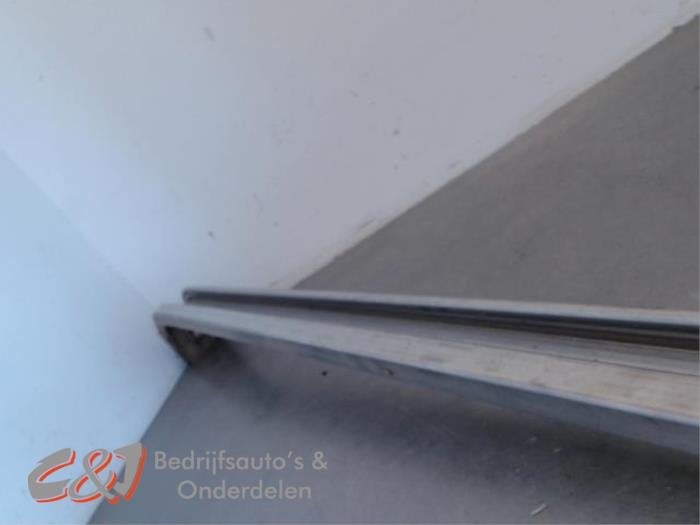 Rail porte coulissante droite d'un Volkswagen Crafter, Volkswagen, -, 3 mois de garantie, Utilisé