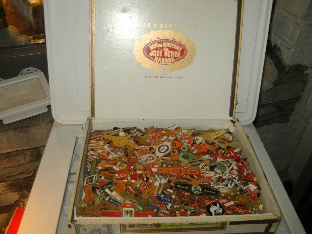 2000 stuks sigarenbandjes van Varia, met oude groot doos, Ophalen of Verzenden, Gebruikt, Sigarenbandjes
