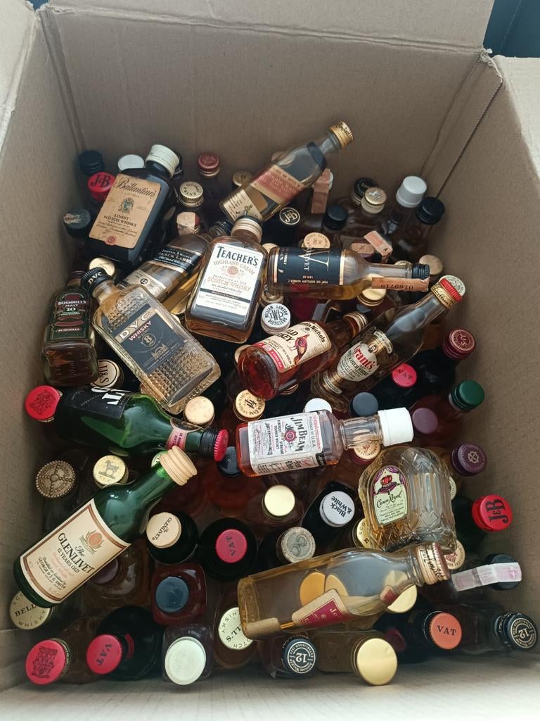 Whisky 100 miniatuur flesjes en ong 1300 verschillende flesj, Ophalen