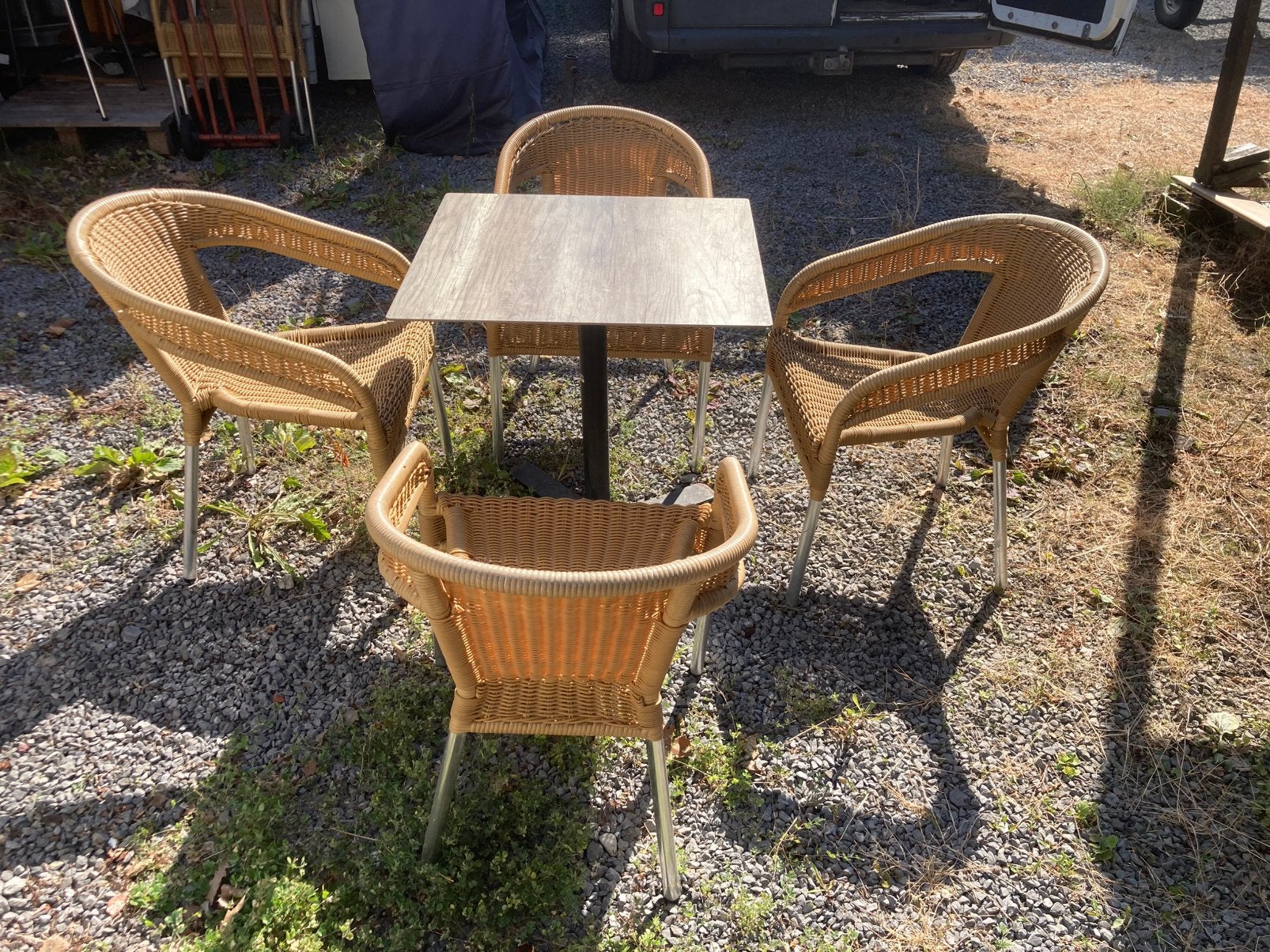 Bistrotafel met 4 stoelen in imitatie rotan, Ophalen, Zo goed als nieuw, Aluminium