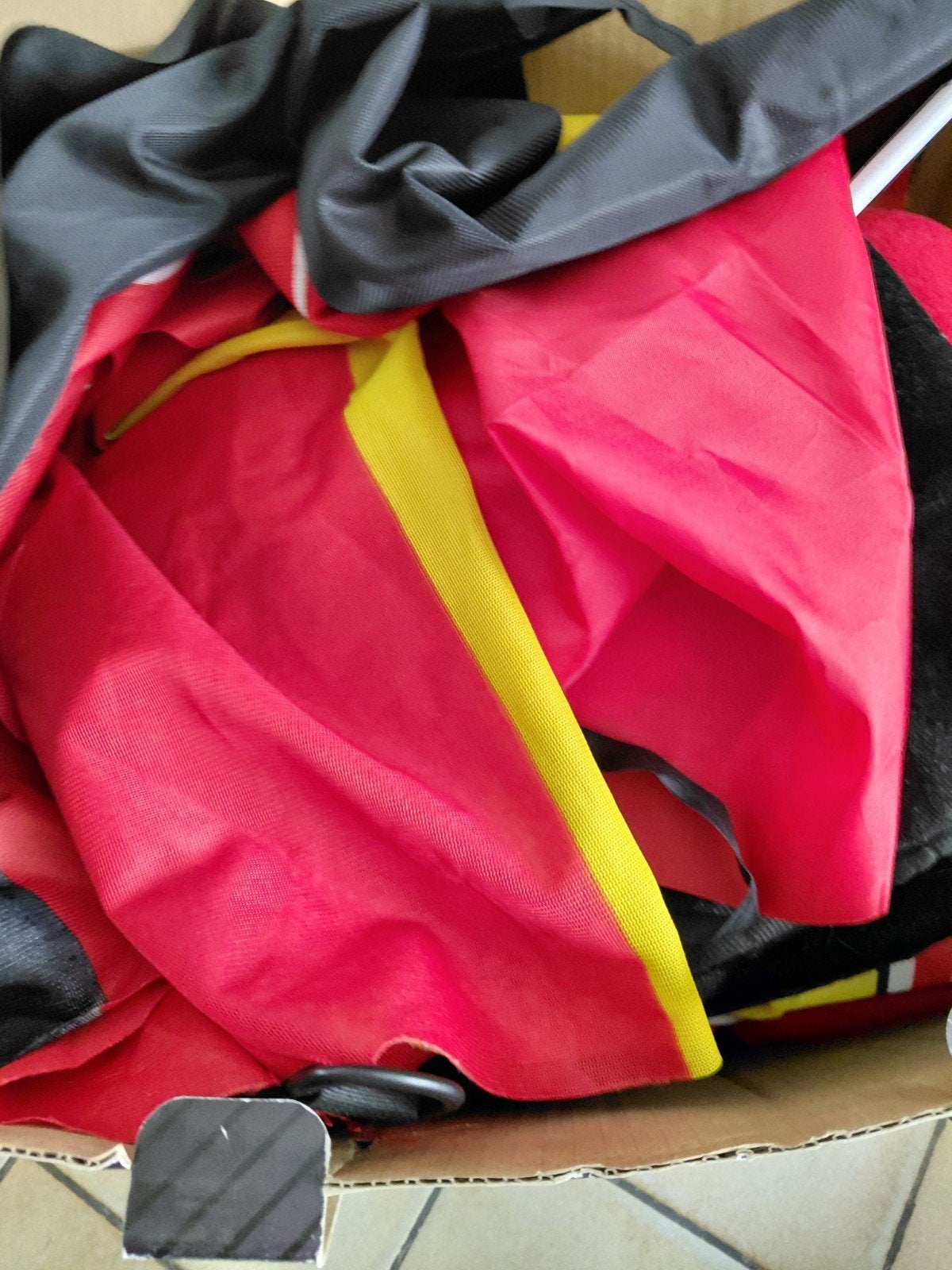 Hele zak met rode duivels versiering, Verzamelen, Ophalen