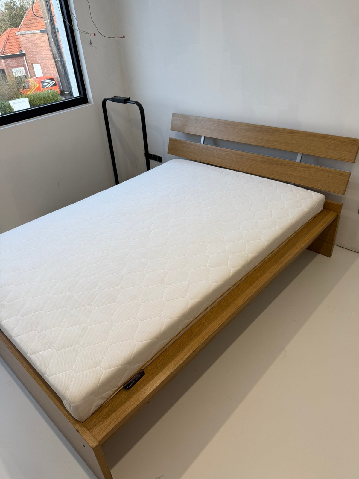 Houten bed 163x208, Ophalen, Zo goed als nieuw, Hout