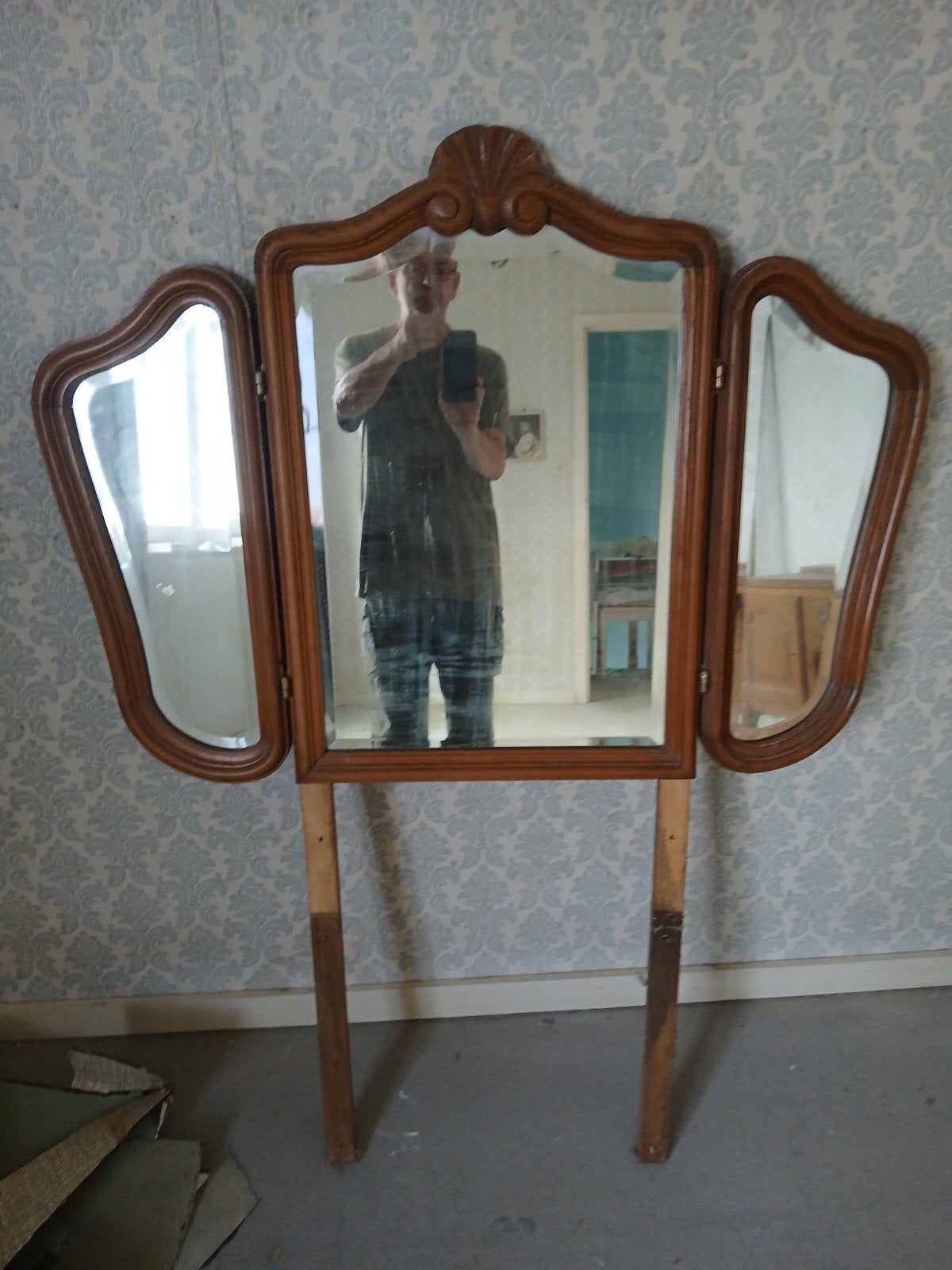 Ancien tryptique miroirs, Enlèvement