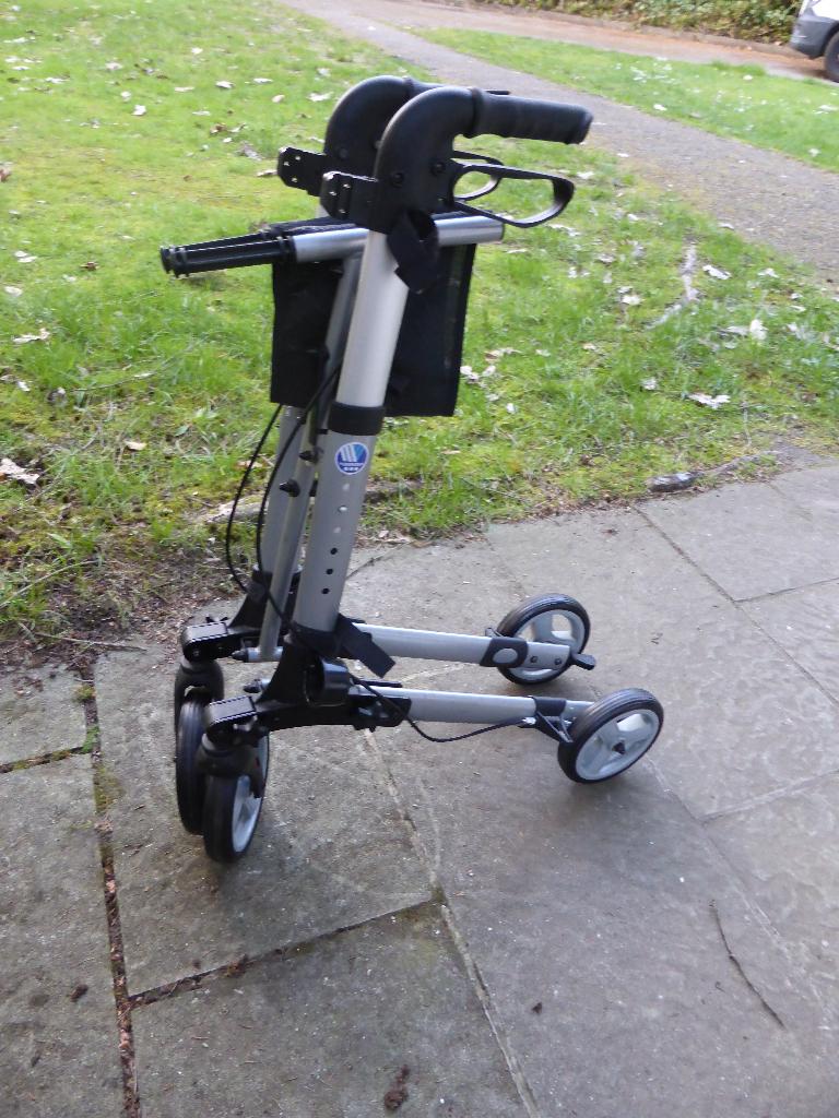 rollator vermeiren quad light - verstelbaar in 6 standen, Ophalen, Opvouwbaar, Zo goed als nieuw